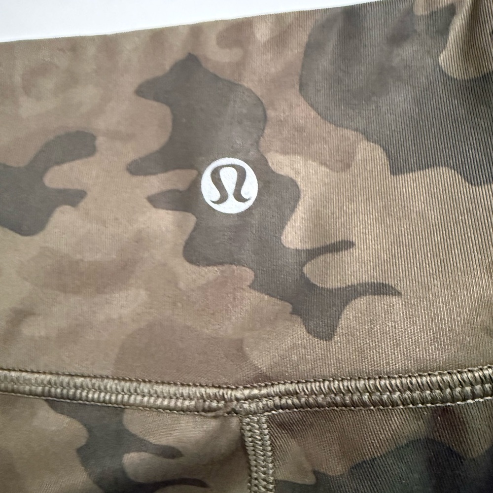 Lululemon athletica Capri Leggings Women’s Savasana Green Camo Size 8 - Picture 2 of 9